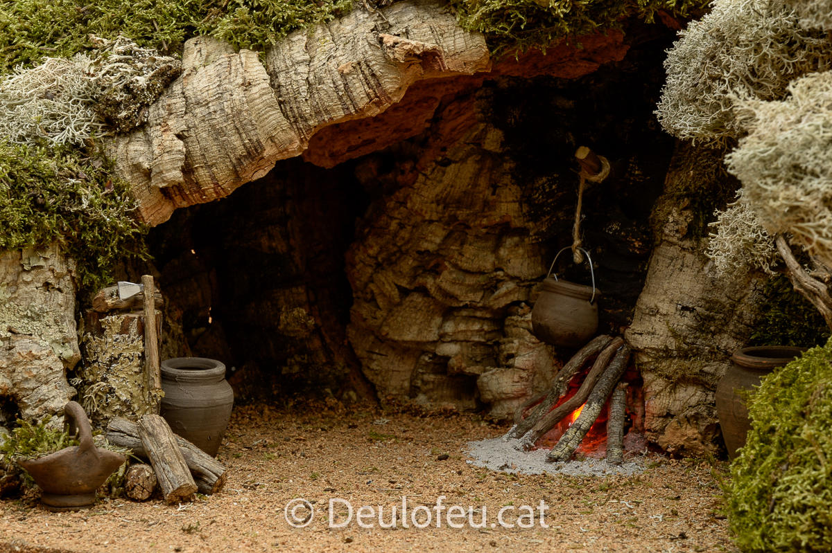 Anunciata per a figures de col·leccions de 14-15-17 cm | AN-38x30-A+S-002