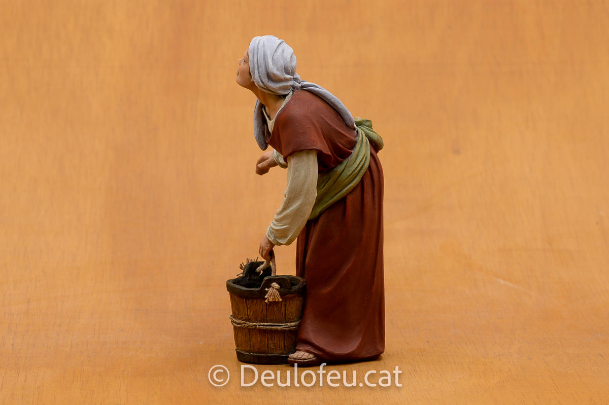 Dona amb galleda de 20 cm | Ref. 582